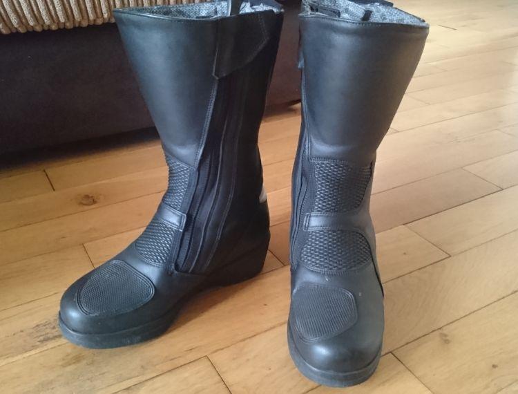 The Lady Pilots seen from the front again this time we see the inner edge of the boots