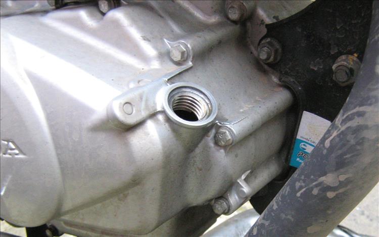 The oil filler on the CBF125