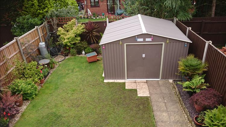 A fair sixed shed in Sharon's quite lovely garden. Seen from up high, taken from a bedroom window