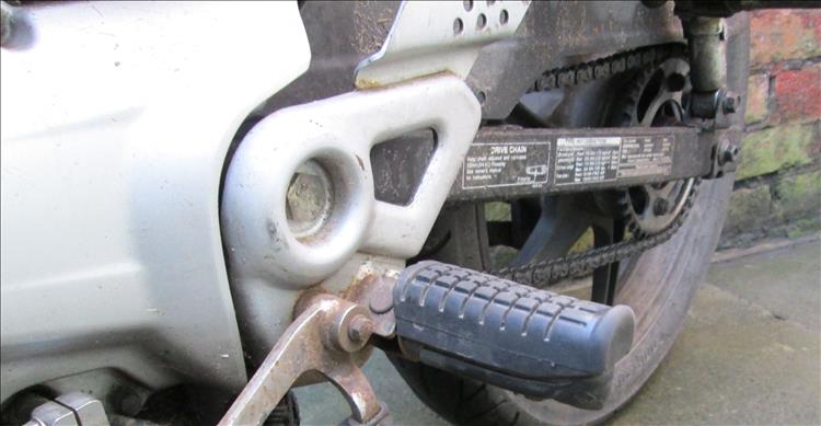 On the CBF125 we can see the plate that holds the footrest is held on by the swing arm bolt