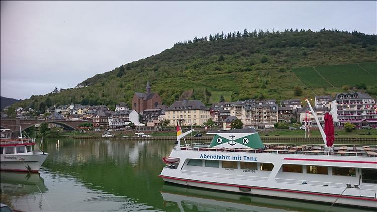 A hill, a broad river, tour boats on the river and German houses all at Cochem