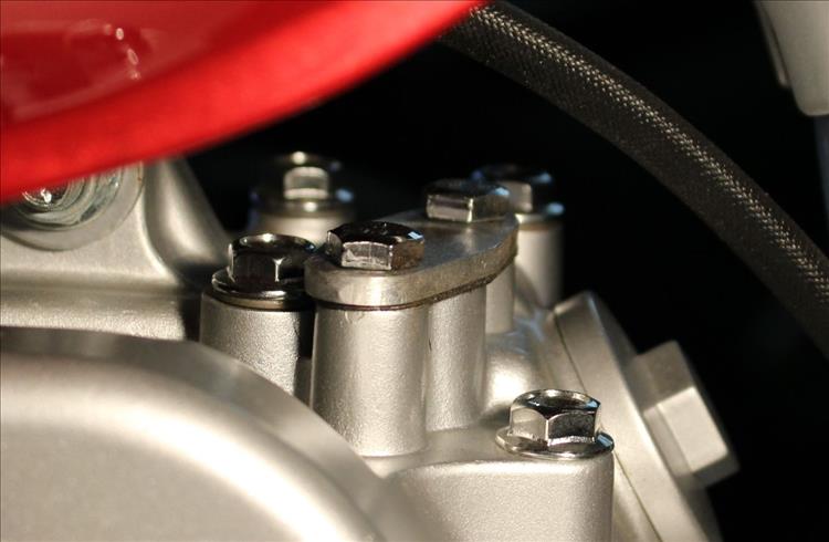 Atop of the clean cylinder head is fitted a small smartly made blanking plate over the hole