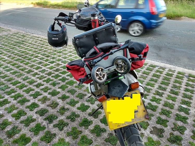 From the rear of the bike we see the trolley wheels, frame, bag and backrest ready to ride