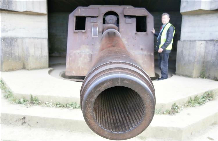 Looking into the gun barrel we see the rifling to spin the projectile