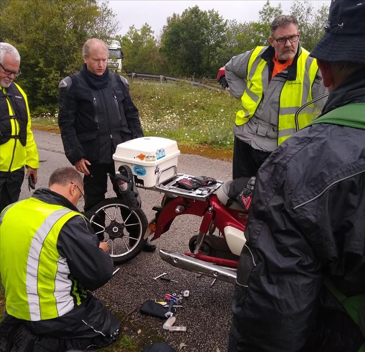 While bogger is on his knees and the 125 is in bits his pals all look on