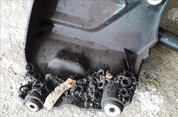 Inside upt's sprocket cover there's the usual grease but also a large number of small rubber rings
