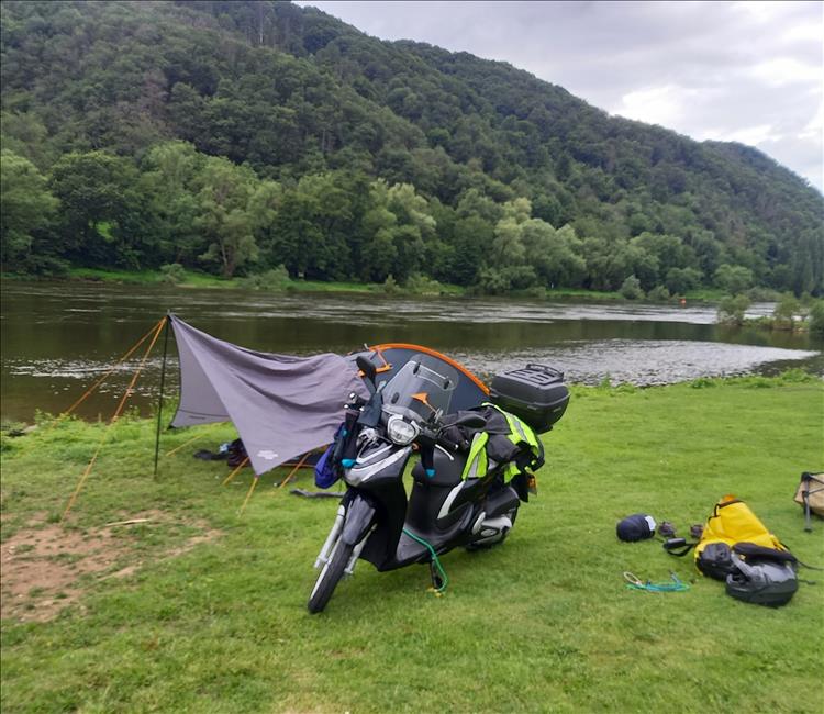 The Honda 125 scoot next to the tent that Bogger will be sleepig in