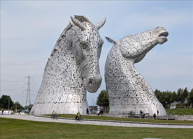 2 massive horse heads in stainless steel plates as an artwork