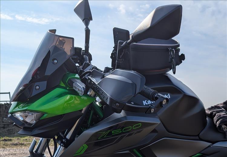 The Z5 with barkbuster hand guards, we can also see the phone mount and tank bag
