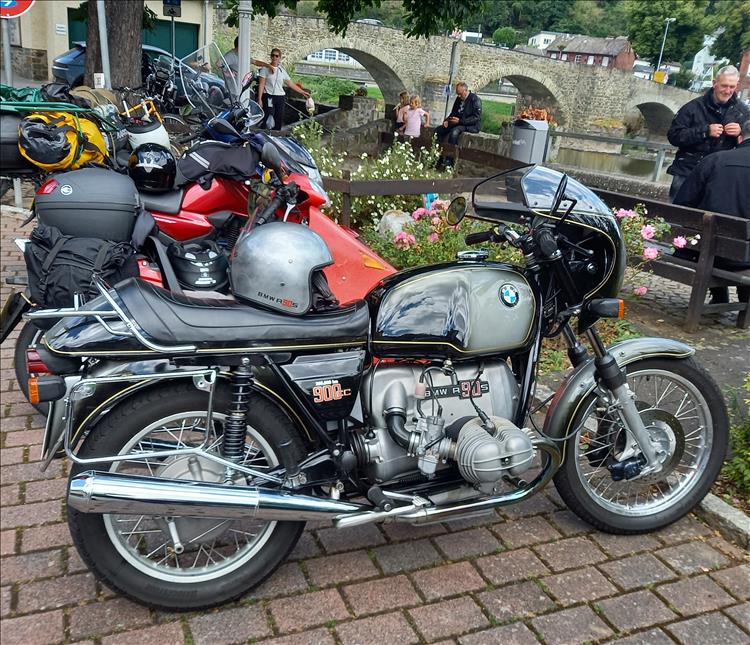 Old airhead BMW 900 at Runkel with the small travelling scooters