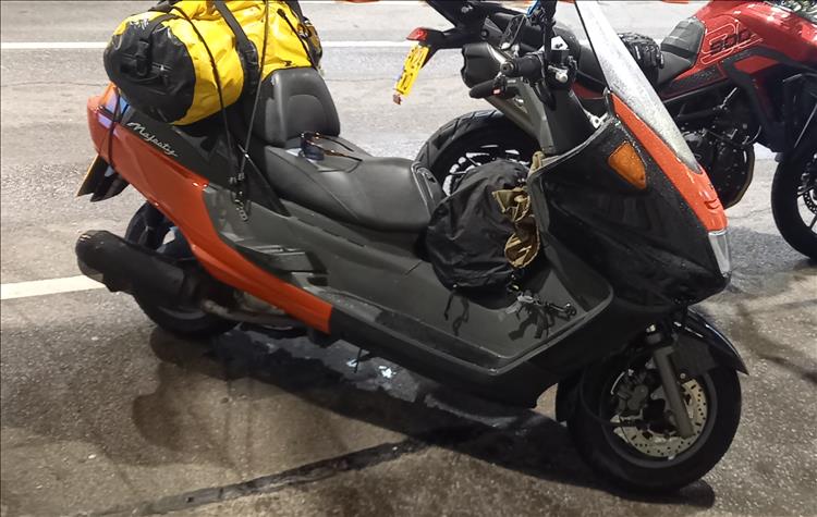 A Majesty 250 super scooter with luggage