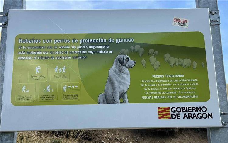 The sign has spanish writing and an image of a dog