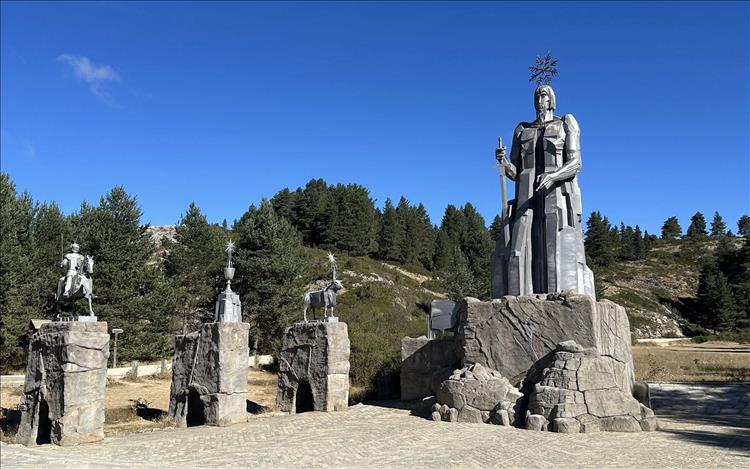 A huge metallic knight and 4 smaller metallic statues in a rock coral 