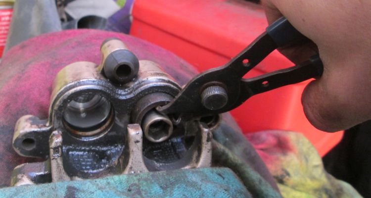 Pulling out brake pistons