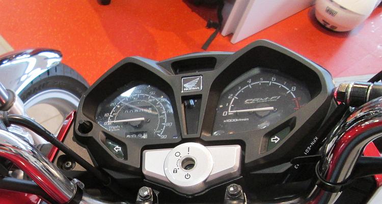 The simple and effective clocks on the new Honda 125