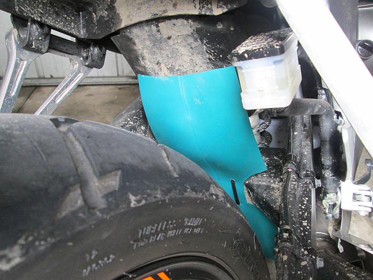 Green plastic covers the rear of the wheel arch on the CB500X