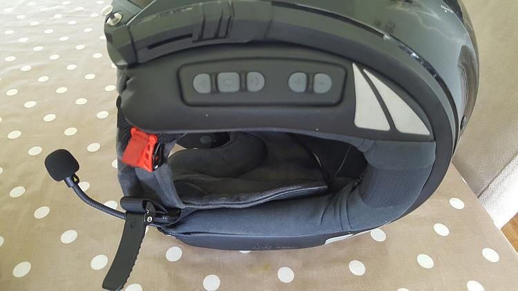 the padding around the base of the c3 now has the bluetooth controls in it