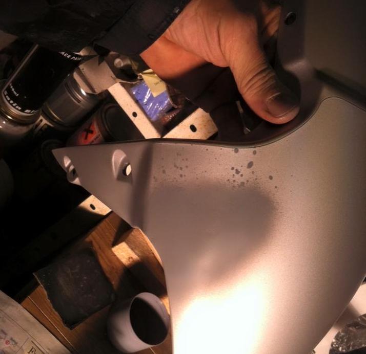 The first layer of primer paint on the mudguard