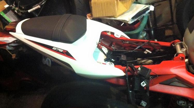 The white Daytona seat fitted perfectly to the R rear end