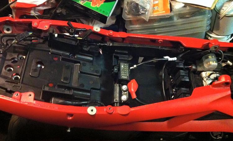 The wiring all in place it looks tidy now under the seat