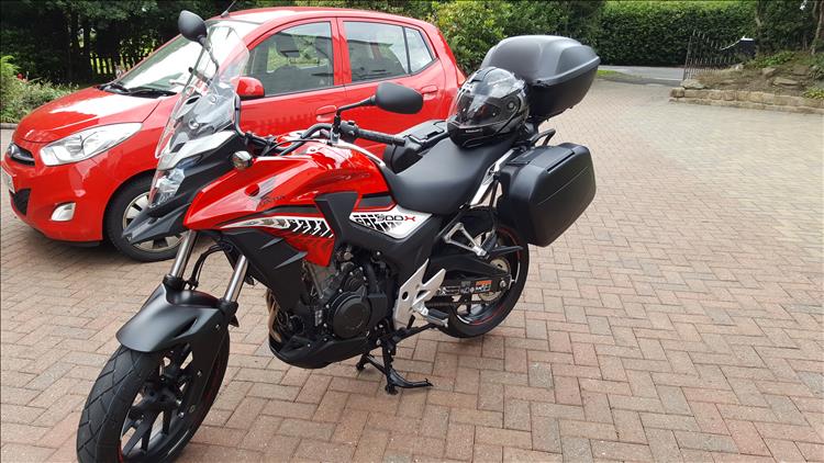Pocket Pete's CB500X in red with panniers and top box