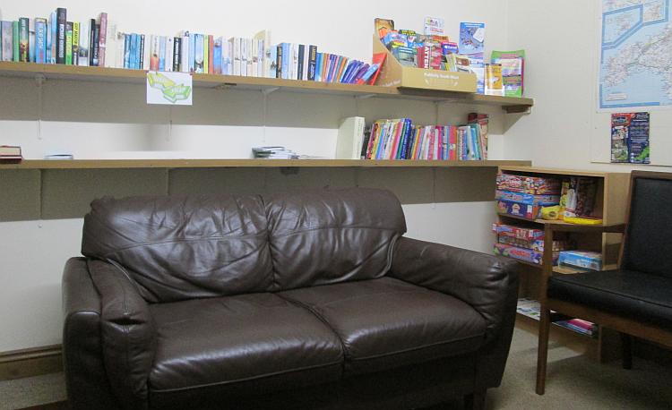 The sette and the books in the lounge at Summer Valley Campsite