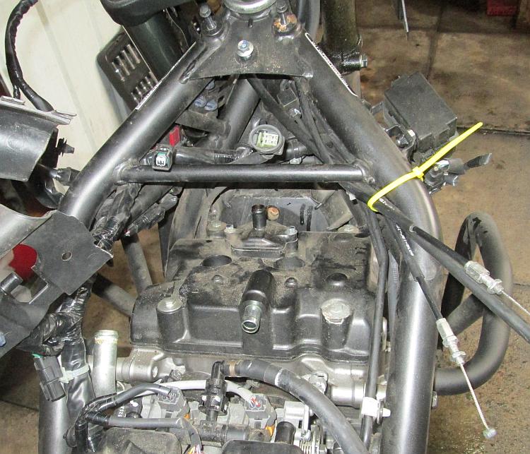 At last Ren has access to the rocker cover on the CB500X