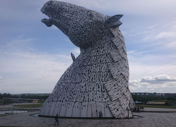 One of the steel heads we can see the detail of the metal plates and the shapes they form
