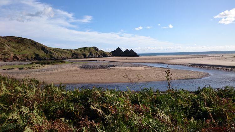 An outcrop at the edge of the bay has 3 small but very angular peaks