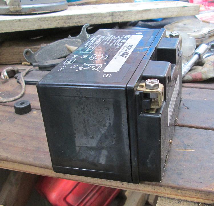 The battery is square at the ends and seems to sit on it's side