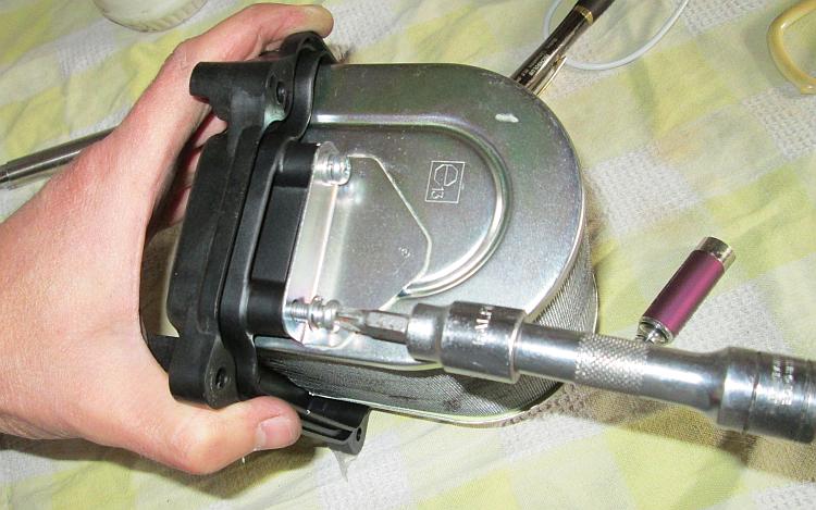 The air filter fits to the cover of the air box