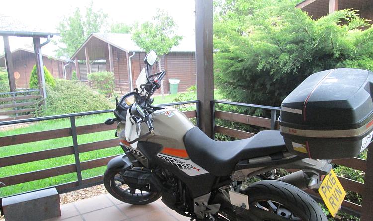 Ren's Honda 500 on the veranda of the bungalow at Cubillos del Sil