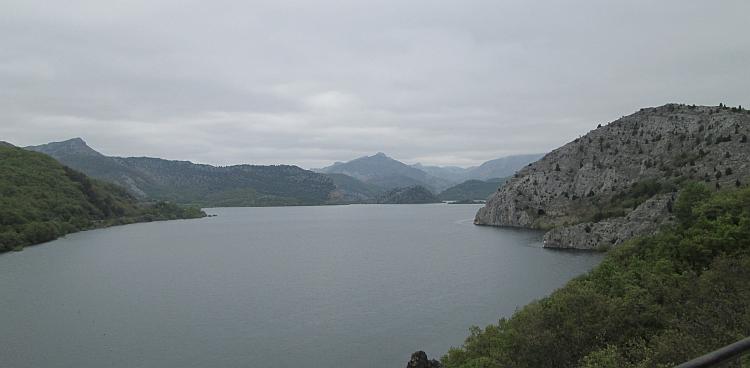 Mountains and waters as far as the eyes can see