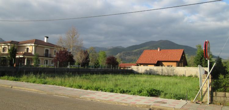 2 large smart houses with land against the majestic backdrop of the mountains