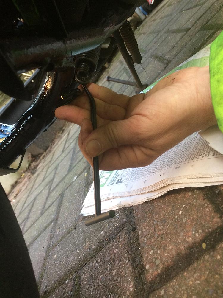 Latchy holds the spring puller on the spring under the Fazer