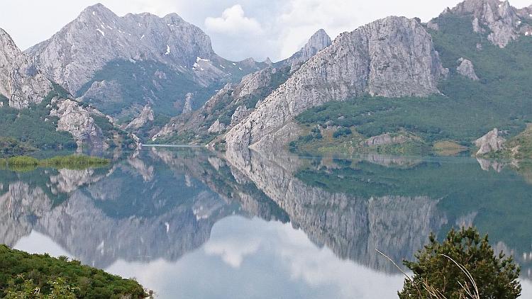 Again the mountains are beautifally reflected in the still calm waters