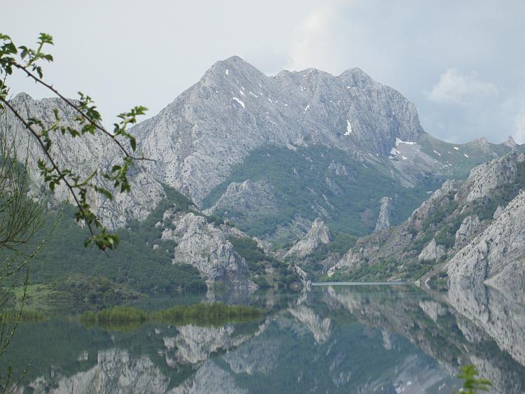 Another shot of the mountain and the lake in stunning beauty