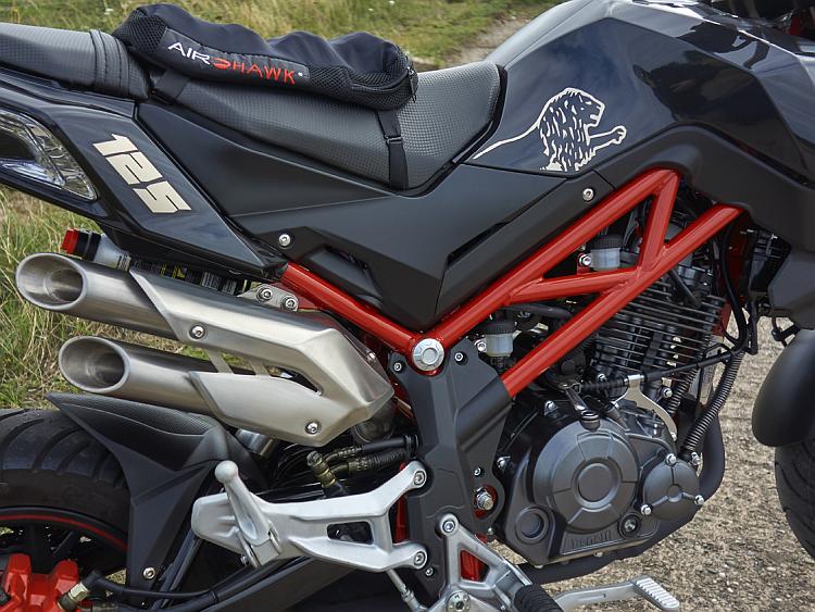 The airhawk cushion on the seat of the Benelli TnT125