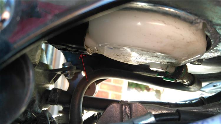 The block connector to the fuel pump can only just be seen underneath the tank