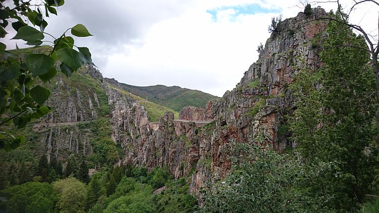 Vertical rocks and angular mountains around the Damn 