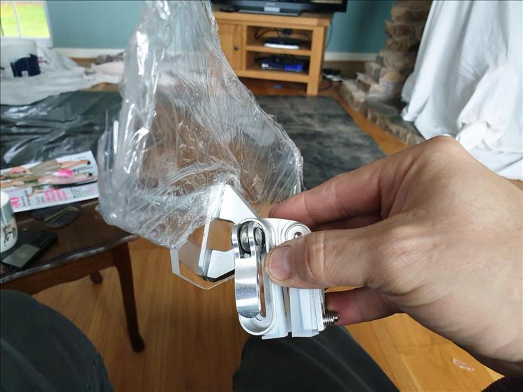 The clamp mechanism of the cheap Chinese screen deflector