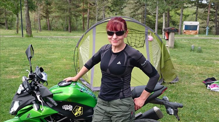 Sharon is looking stylish and cool in shades and bike gear in the sun of Spain