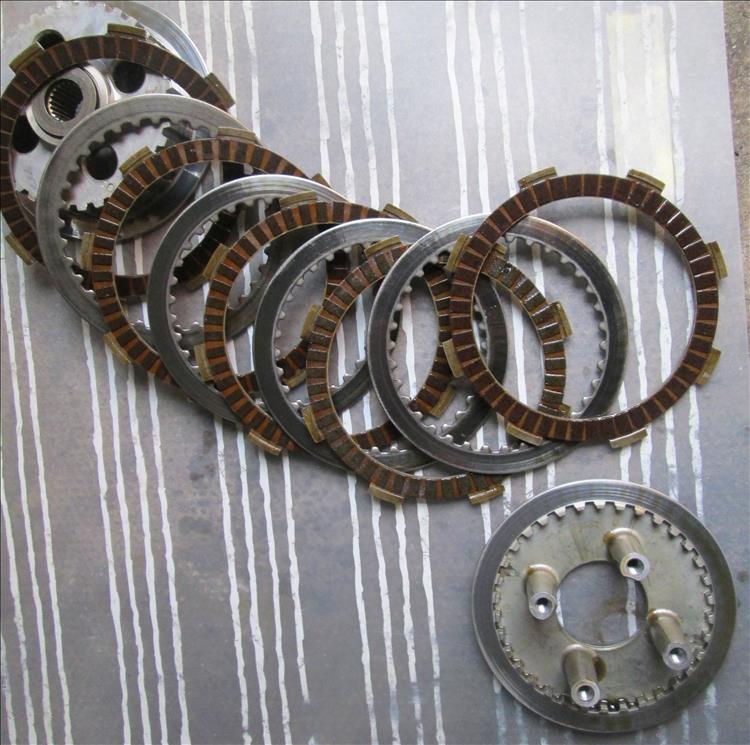 The plates of the clutch in a CBF125 are spread across the image