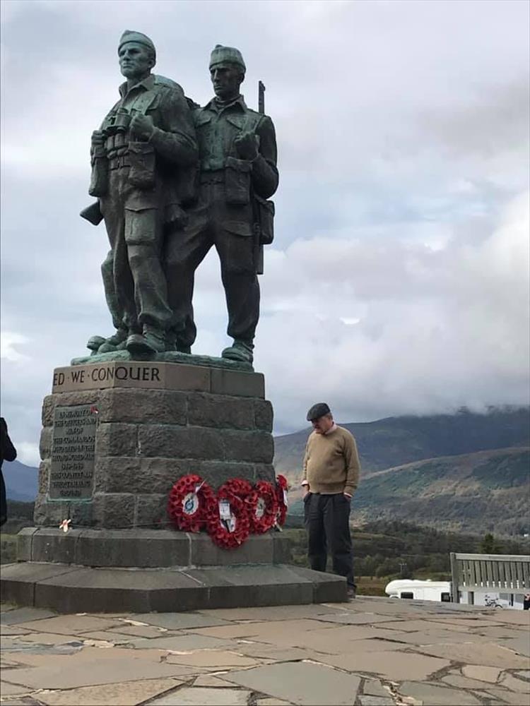 A large brass statue of 3 WW2 commandos on a plinth to recall the brave soldiers
