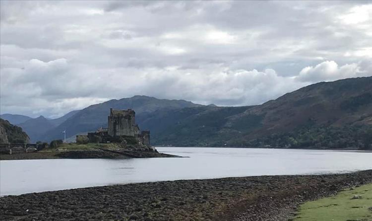 The castle atop a promontory into the lock among the waters and mountains