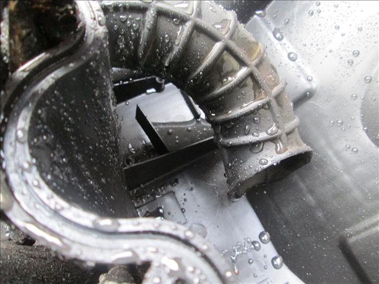 The baffle is clean but the airbox is wet after the hosepipe dousing