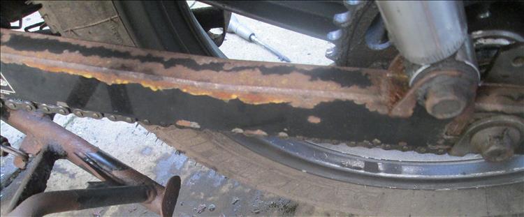 The left arm's pain it missing but the rust isn't serious