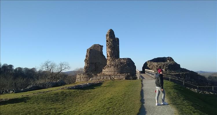 The ruins of the castle allow us to see the floorplan and size of the one large fortification