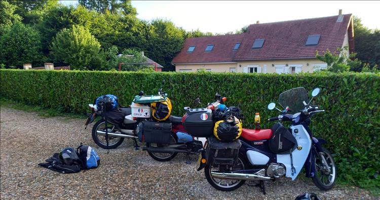 Three small capacity motorcycles on a gravel driveway, Bogger and friends at Ronan's sister's place