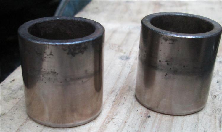 2 brake calliper pistons with corrosion on the sliding surfaces